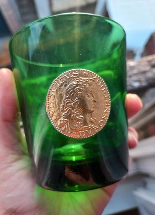 Verre décoratif vert avec médaillon doré Louis XIV, Dubonnet, état: Très bon état, 12,00 €, 13,30 € Protection acheteurs incluse