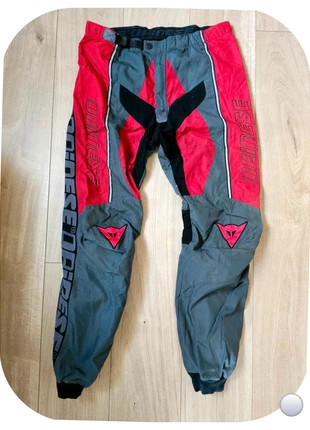 Pantalon Motocross Dainese Vintage 90’s rouge/gris/noir taille L Protection, merk: Dainese, staat: Heel goed, maat: L, € 47,00, € 50,05 inclusief Kopersbescherming Pro