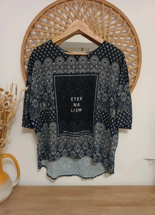 Camiseta de manga corta con diseño geométrico en azul y blanco, talla L, marca: Stradivarius, estado: Muy bueno, tamaño: L / 40 / 12, 5,00 €, 5,95 € Protección al comprador incluida