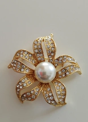 Broche dorée strass et perle artificielle, marque: Monet, état: Très bon état, 15,00 €, 16,45 € Protection acheteurs (Pro) incluse