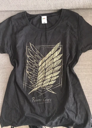 Attack on Titan merch t-shirt, marke: Fruit of the Loom, zustand: Sehr gut, größe: XS / 34 / 6, 5,00 €, 5,95 € inklusive Vinted-Käuferschutz