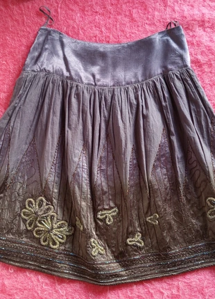 Falda malva Zara con aplicaciones de flores / Jupe mauve Zara ornée d'appliqués floraux, marca: Zara, estado: Muy bueno, tamaño: M / 38 / 10, 5,00 €, 5,95 € Protección al comprador incluida