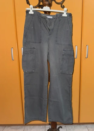 Pantaloni modello cargo straight di Bershka tg 38- Grigi/Verde Militare, marca: Bershka, estado: Bom, tamanho: M / 38 / 10, €6.00, €7.00 inclui Proteção do Comprador