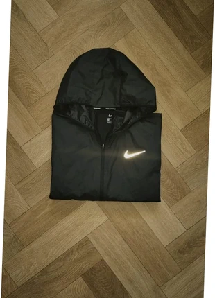 Veste Nike running noire - Taille M, marque: Nike, état: Très bon état, taille: M, 60,00 €, 63,70 € Protection acheteurs incluse