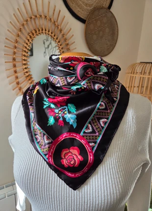 Foulard carré noir satin a motifs bohême fleurs roses, merk: RecyKlic, staat: Heel goed, € 6,00, € 7,00 inclusief Kopersbescherming Pro