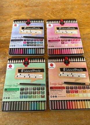 Deco time kleurpotloden 4 doosjes met 18 potloden, merk: DécoTime, staat: Nieuw met prijskaartje, € 15,00, € 16,45 inclusief Kopersbescherming