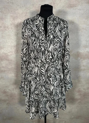 Robe  see u soon noir et blanc; motif zebre imprime; robe fluide avec ceinture taille taille M, merk: See U Soon, staat: Heel goed, maat: M / 38 / 10, € 11,00, € 12,25 inclusief Kopersbescherming Pro