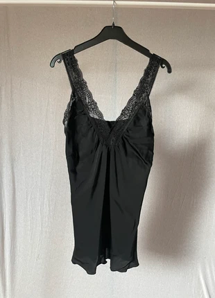 Top satin épaule en dentelle noir, merk: inconnue, staat: Nieuw zonder prijskaartje, maat: L / 40 / 12, € 5,00, € 5,95 inclusief Kopersbescherming