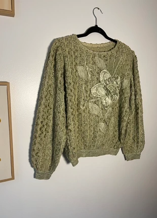 Vintage 80s Textured Floral Sweater – Sage Green Embroidered Knit – Unique Statement Jumper, merk: Vintage Dressing, staat: Heel goed, maat: M / 38 / 10, € 18,00, € 19,60 inclusief Kopersbescherming