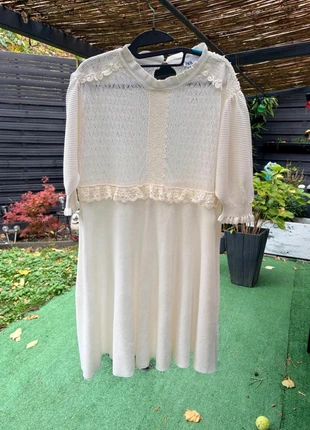 Robe crème en maille et dentelle Zara – Romantique et élégante, marque: Zara, état: Neuf sans étiquette, taille: M / 38 / 10, 14,00 €, 15,40 € Protection acheteurs incluse