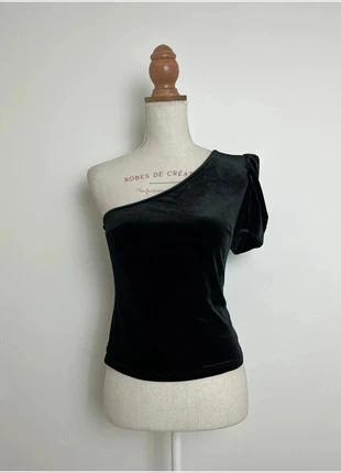 Haut manches courte asymétrique épaule nu velours noir, sexy et chic - Camaieu - Taille S (36), marke: Camaïeu, zustand: Sehr gut, größe: S / 36 / 8, 10,00 €, 11,20 € inklusive Vinted-Käuferschutz