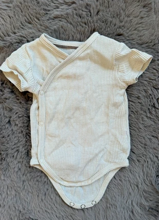 Overslagromper korte mouw wafel patroon beige, merk: Prénatal, staat: Heel goed, maat: 1-3 maanden / 56 cm, € 1,00, € 1,75 inclusief Kopersbescherming