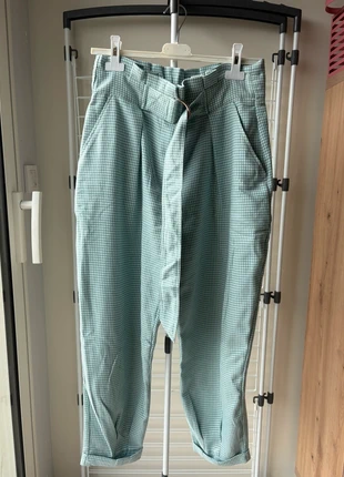 Pantalon ajusté et ceinturé, marque: Bershka, état: Très bon état, taille: M / 38 / 10, 15,00 €, 16,45 € Protection acheteurs incluse