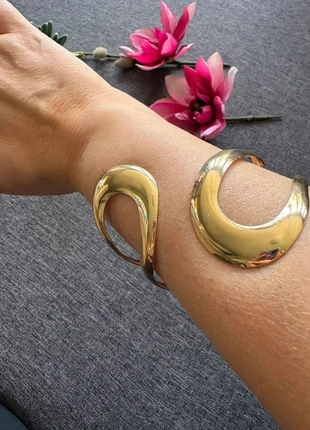 Pulsera dorada abierta diseño moderno, brand: Boutique Bohéme, condizioni: Nuovo senza cartellino, €9.90, €11.10 include la Protezione acquisti