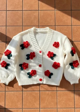 Cardigan blanc fleurs rouges – taille M – style cosy cute hiver, marque: Ysera, état: Très bon état, taille: M / 38 / 10, 44,99 €, 47,94 € Protection acheteurs (Pro) incluse