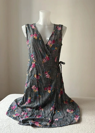 Robe midi portefeuille à carreaux fleurie🤍 taille L pimkie, marque: Pimkie, état: Très bon état, taille: L / 40 / 12, 10,00 €, 11,20 € Protection acheteurs incluse