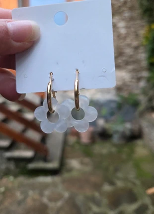 Boucles d’oreilles dorées en acier inoxydable – Pendentifs fleurs blanches, marke: sans marque, zustand: Neu, 5,00 €, 5,95 € inklusive Vinted-Käuferschutz