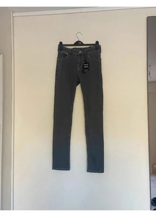 Jean gris skinny fit, merk: Bershka, staat: Nieuw met prijskaartje, maat: XS / 34 / 6, € 5,00, € 5,95 inclusief Kopersbescherming