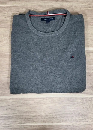 pull Tommy Hilfiger gris clair col rond en XL, avec logo poitrine brodé., marque: Tommy Hilfiger, état: Très bon état, taille: XL, 24,00 €, 25,90 € Protection acheteurs incluse