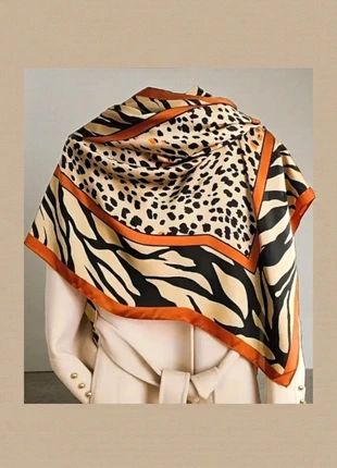 Carre XxL Soyeux Élégant, brand: Made In Italy, condizioni: Nuovo senza cartellino, €14.00, €15.40 include la Protezione acquisti Pro