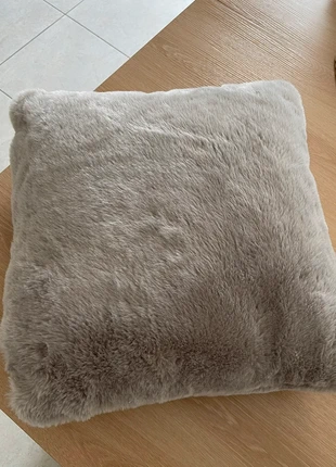 Coussin et housse de coussin marron fausse fourrure, marque: Action, état: Très bon état, taille: Autre, 3,00 €, 3,85 € Protection acheteurs incluse