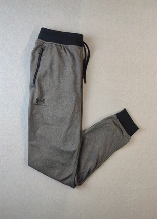 Jogging Under Armour gris et noir taille S, merk: Under Armour, staat: Heel goed, maat: S, € 17,00, € 18,55 inclusief Kopersbescherming