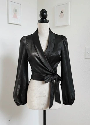 Blouse portefeuille satinée noire à ceinture nouée, marke: golden era, zustand: Sehr gut, größe: M / 38 / 10, 27,90 €, 30,00 € inklusive Vinted-Käuferschutz