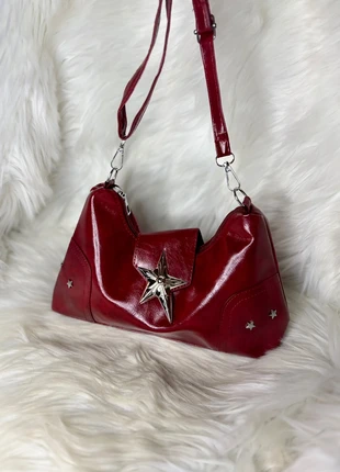 Sac rouge effet verni avec étoile argentée – style glam rock / Y2K, marque: Vintage Dressing, état: Très bon état, 29,99 €, 32,19 € Protection acheteurs (Pro) incluse