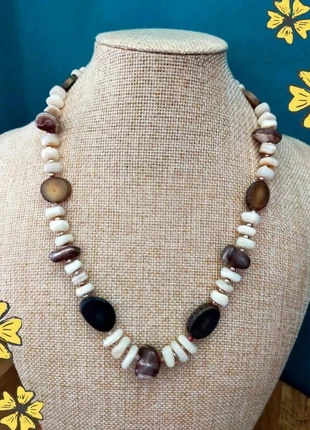 Collier ethnique perles naturelles et nacre teintée – style artisanal vintage, marque: Vintage, état: Très bon état, 15,00 €, 16,45 € Protection acheteurs (Pro) incluse