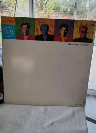 33T(V380)Synth-pop, Funk.Level 42 -Running In The Family, estado: Bom, €4.00, €4.90 inclui Proteção do Comprador Pro