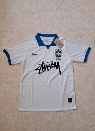 Maillot polo vintage concept Nike x Stussy Brésil blanc et bleu brodé - taille M, brand: Nike x Stüssy, condizioni: Nuovo con cartellino, taglia: M, €21.00, €22.75 include la Protezione acquisti