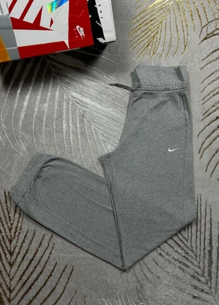 Jogging Nike gris clair logo brodé Nike blanc, marque: Nike, état: Très bon état, taille: S / 36 / 8, 24,00 €, 25,90 € Protection acheteurs (Pro) incluse