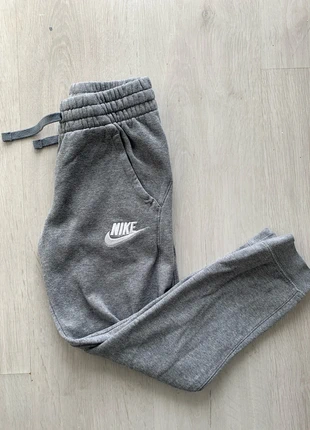 Jogging Nike gris 10 ans, brand: Nike, condition: New without tags, size: 10 years / 140 cm, €10.00, €11.20 includes Buyer Protection