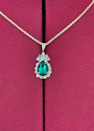 Collier vintage chic style années 50 à 80 avec chaîne torsadée dorée et pierre style émeraude, marque: Vintage Dressing, état: Très bon état, 25,00 €, 26,95 € Protection acheteurs incluse