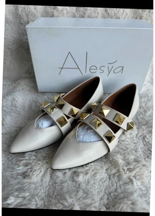 Ballerines Alesya en cuir blanc cassé Pointure 36 Made in Italy, brand: Alesya, condizioni: Nuovo senza cartellino, taglia: 36, €15.00, €16.45 include la Protezione acquisti Pro