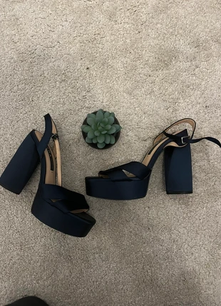 Talon bleu marine Zara taille 37, marque: Zara, état: Très bon état, taille: 37, 20,00 €, 21,70 € Protection acheteurs incluse