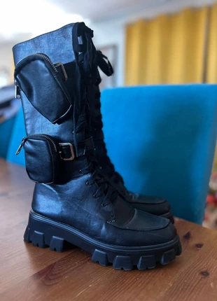 🥾 Bottes montantes noires à lacets – style biker / combat boots, marque: Fashion, état: Bon état, taille: 40, 15,00 €, 16,45 € Protection acheteurs incluse