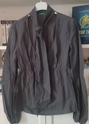 Blusa Benetton grigia Maniche a sbuffo & Fiocco al collo | Taglia M, marque: United Colors of Benetton, état: Très bon état, taille: M / 38 / 10, 4,00 €, 4,90 € Protection acheteurs incluse