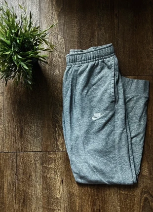Jogging Nike gris M, marque: Nike, état: Très bon état, taille: M, 10,00 €, 11,20 € Protection acheteurs incluse