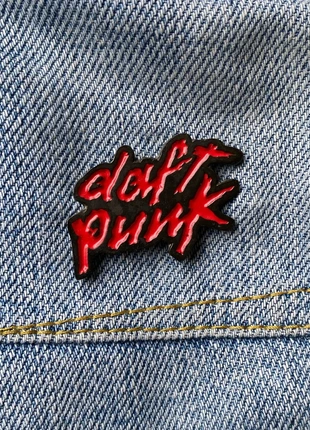 Pin metálico Daft Punk | Music Merchandising Collection, brand: Music, condizioni: Nuovo con cartellino, €6.50, €7.53 include la Protezione acquisti