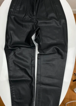 🖤 Pantalon droit en simili cuir noir – ZARA (excellent état), marke: Zara, zustand: Sehr gut, größe: XS / 34 / 6, 14,00 €, 15,40 € inklusive Vinted-Käuferschutz