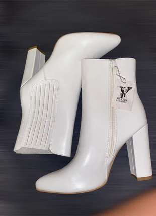 Stivaletto bianco nuovi, brand: Martin Pescatore, condizioni: Nuovo con cartellino, taglia: 39, €11.00, €12.25 include la Protezione acquisti