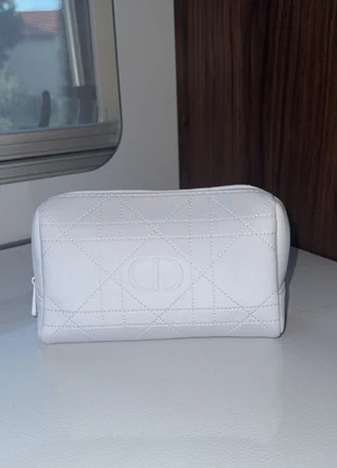 Beauty case Dior bianco trapuntato, marque: Dior, état: Neuf sans étiquette, 20,00 €, 21,70 € Protection acheteurs incluse