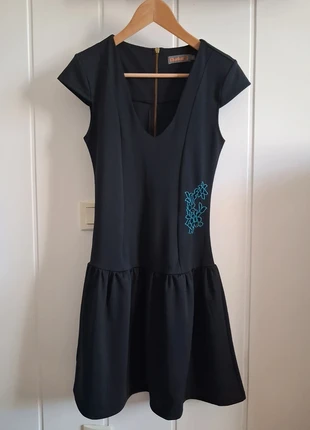 Petite robe noire Charlott’ S/M – Coupe cintrée + broderie élégante, brand: Charlott', condition: Very good, size: S / 36 / 8, €10.00, €11.20 includes Buyer Protection