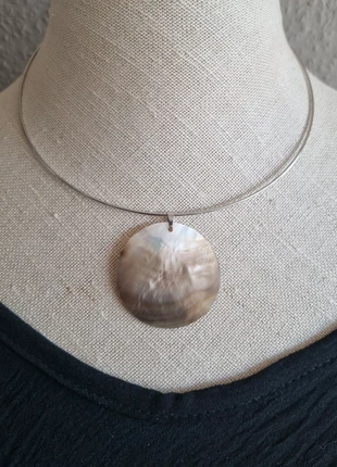 Smalle zilverkleurige choker ●stainlesssteel/parelmoer schelp, staat: Heel goed, € 6,50, € 7,53 inclusief Kopersbescherming Pro