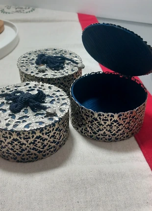 3 scatoline vintage traforate bagno argento e tessuto blu – 9x4 cm, zustand: Sehr gut, 14,00 €, 15,40 € beinhaltet Vinted-Käuferschutz Pro