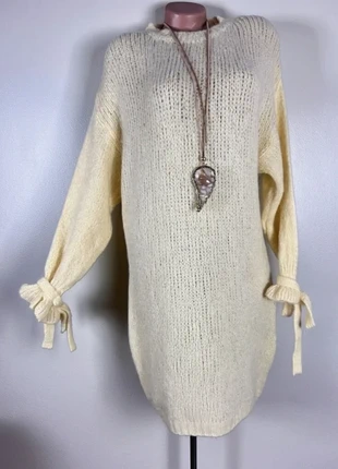 Oversize Grobstrickkleid Buttergelb • Longpullover mit Schleifenärmeln Soft Knit, merk: Made In Italy, staat: Heel goed, maat: Universele maat, € 25,00, € 26,95 inclusief Kopersbescherming