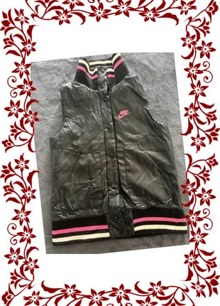 Doudoune sans manches Nike noire vintage avec détails rose – Taille M, merk: Nike, staat: Goed, maat: M / 38 / 10, € 10,00, € 11,20 inclusief Kopersbescherming