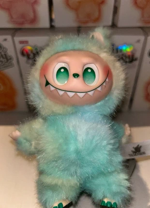 Une peluche labubu énergie v3, marque: POPMART, état: Très bon état, taille: Taille unique, 9,00 €, 10,15 € Protection acheteurs incluse