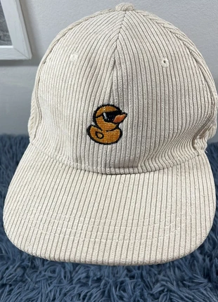 Cappello bianco panna ricamato con papera con occhiali gialla, merk: papera, staat: Heel goed, maat: Universele maat, € 17,00, € 18,55 inclusief Kopersbescherming